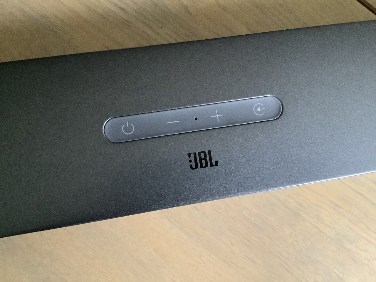 2.0 Soundbar van JBL compleet met afstandsbediening.
