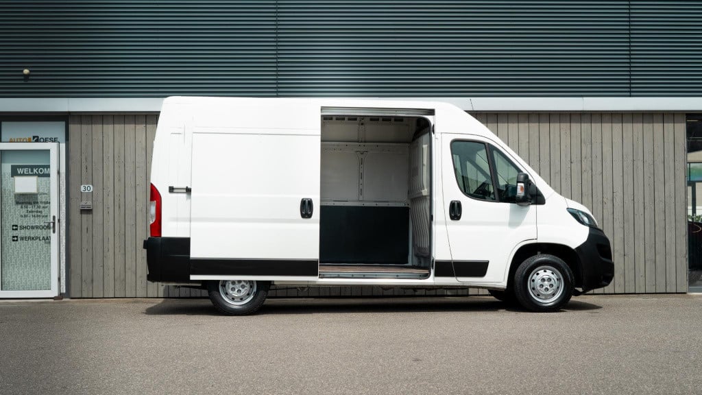 Peugeot Boxer 330 2.2 bluehdi 140 l2h2 premium | navigatie | houtenvloer in