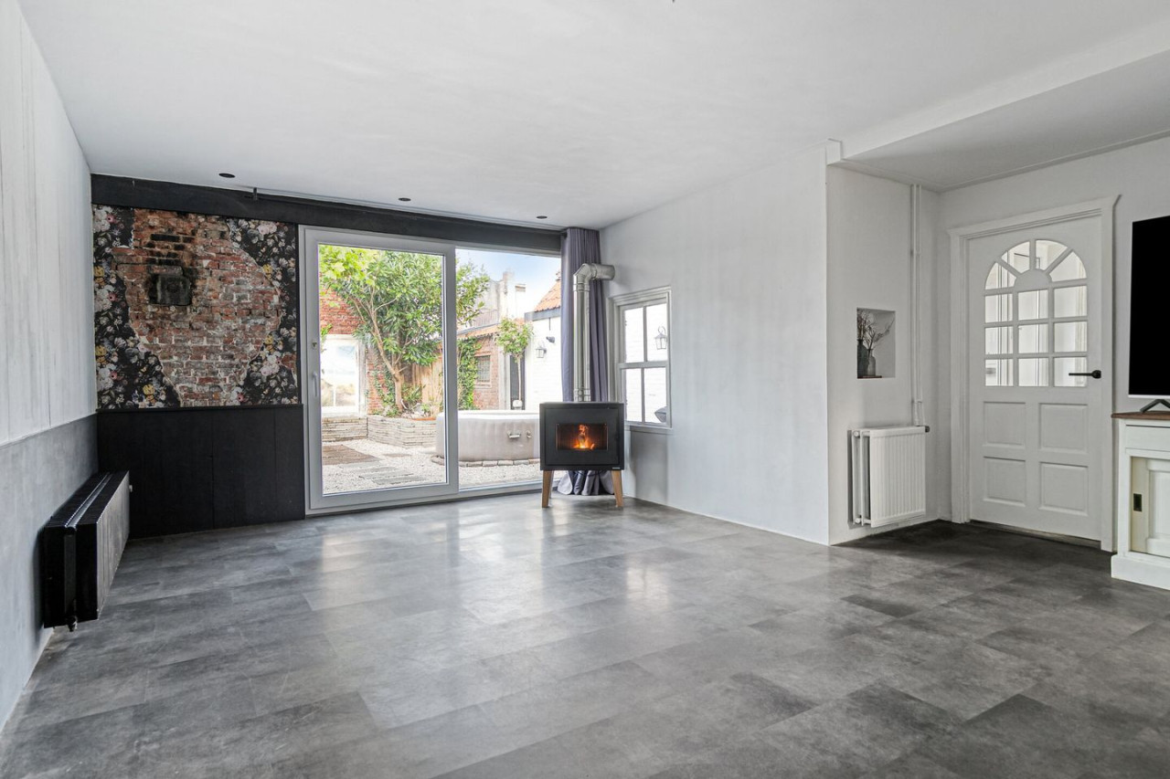 Verrassend ruime halfvrijstaande woning vlakbij het strand te koop