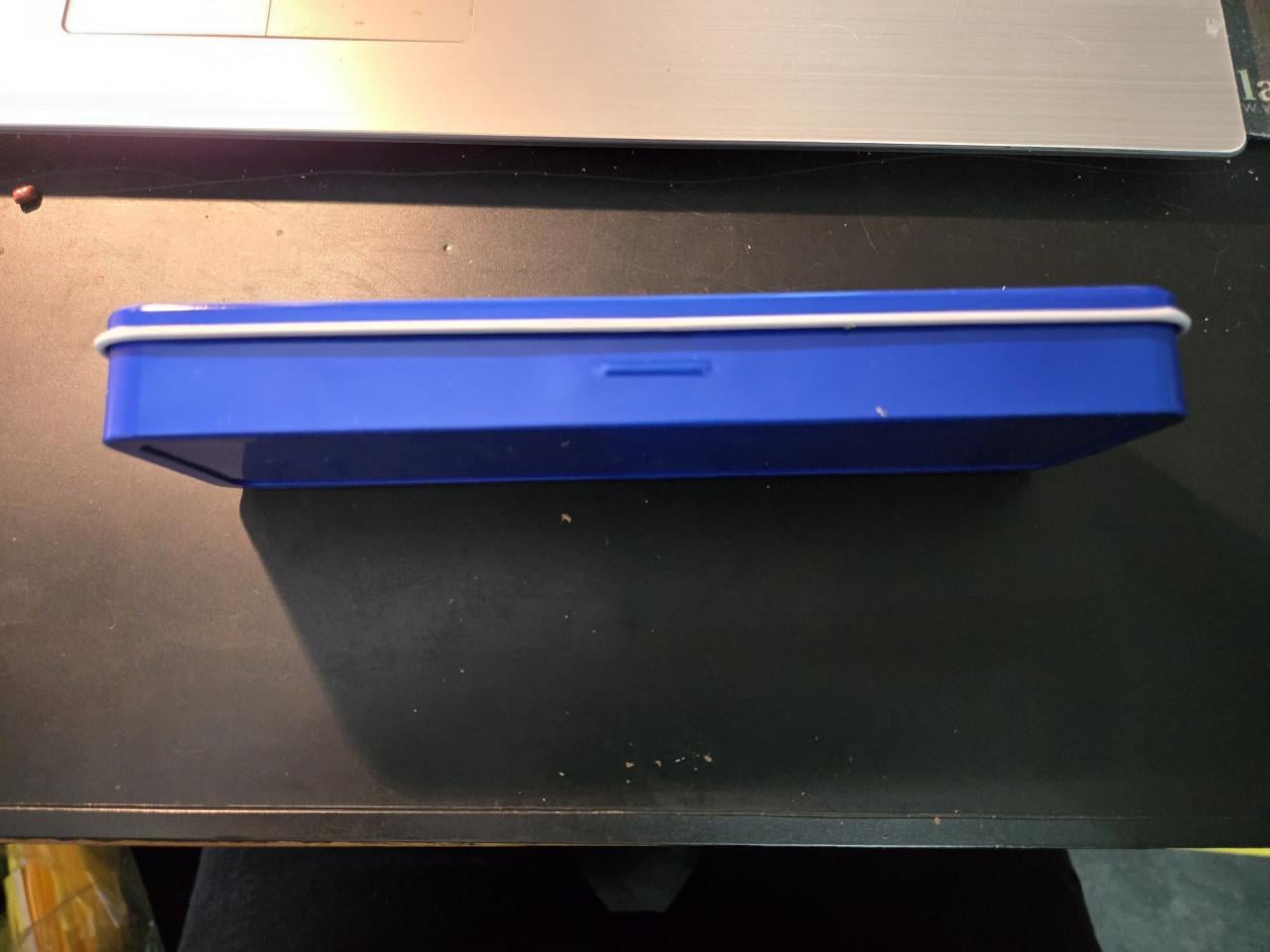 Vintage blauwe metalen pennendoosje van Blue Band. 20x6x2.5cm