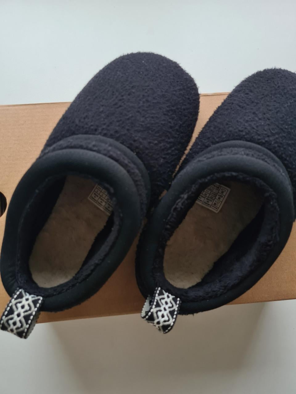 Nieuwe zwarte UGG pantoffels Maat 32,5 De UGG pantoffels zijn orgineel