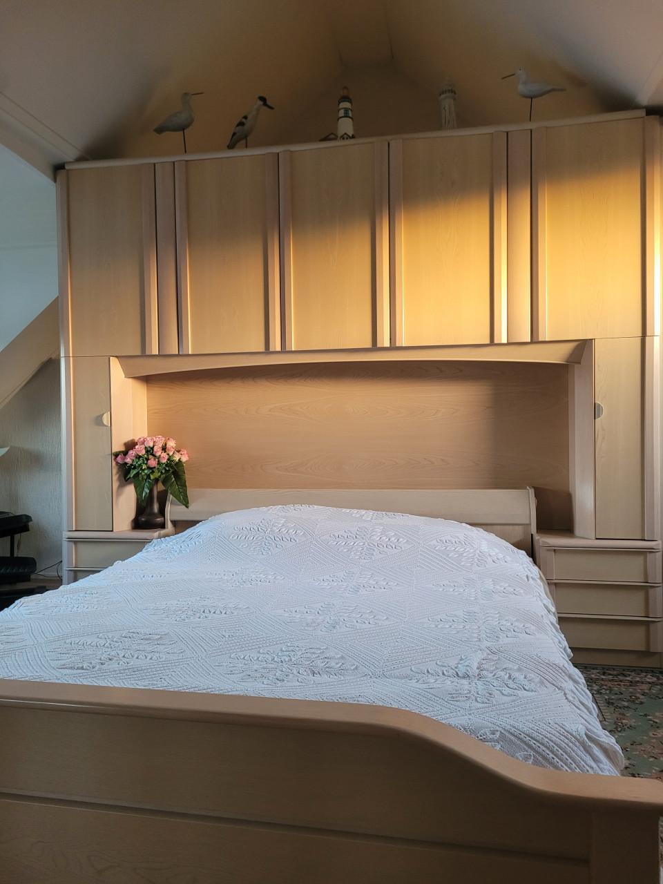 Compleet bed met klerenkast