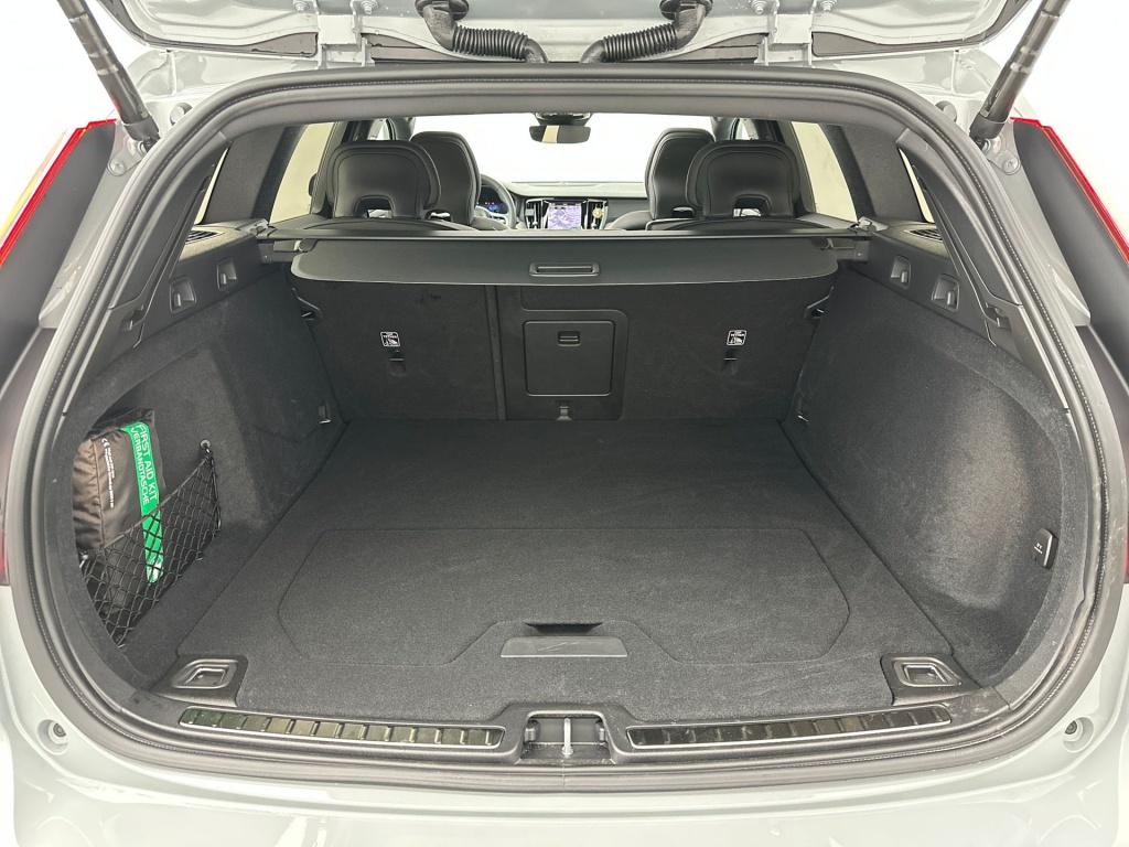 Volvo V60 t8 455pk recharge ultra dark| panodak| 360camera| stylingpack| a