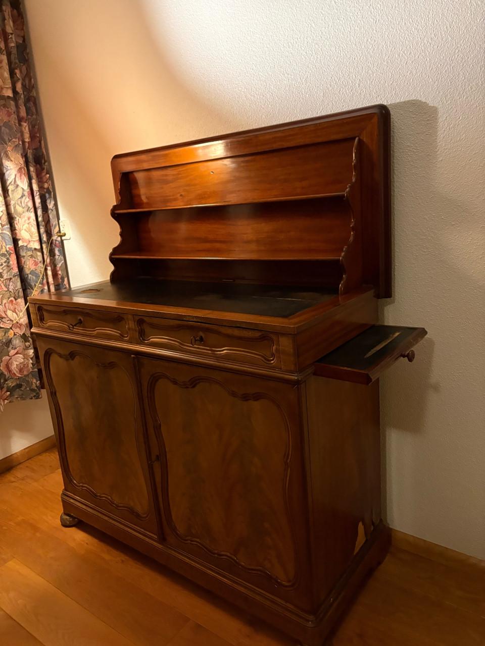 Leuk antiek kastje, met bovenstuk