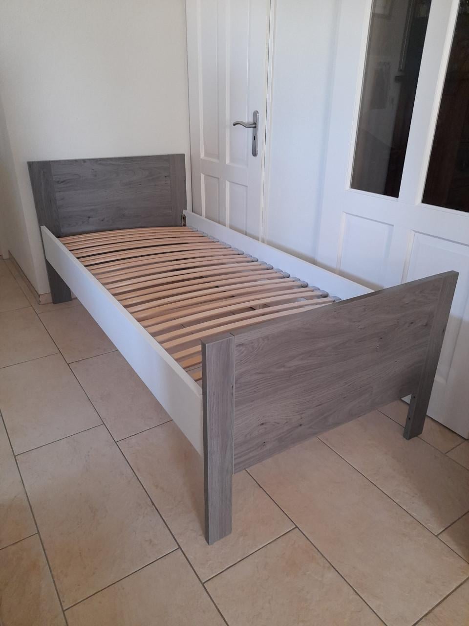 Stevig 1 persoons bed 90 x 200 (in goede nette staat )
