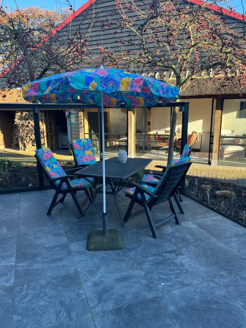 Hartman, 5 tuinstoelen met kussens en parasol