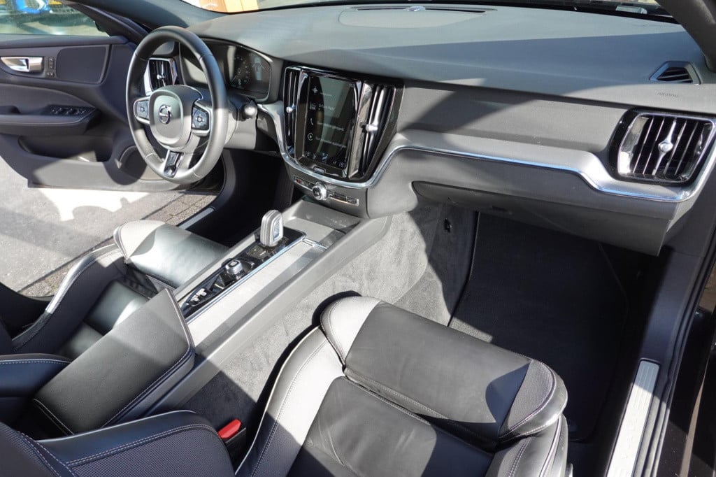 Volvo V60 2.0 b4 r-design