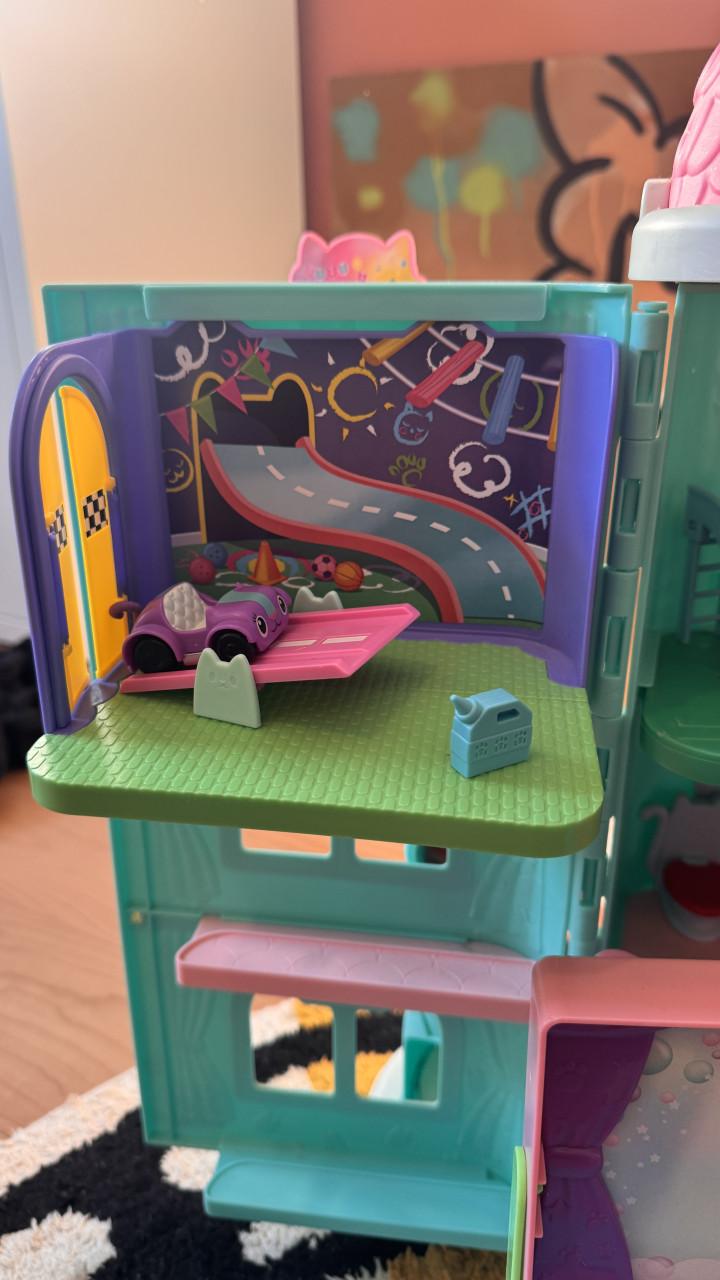Gabby’s Dollhouse groot poppenhuis + figuurtjes & accessoires – compleet