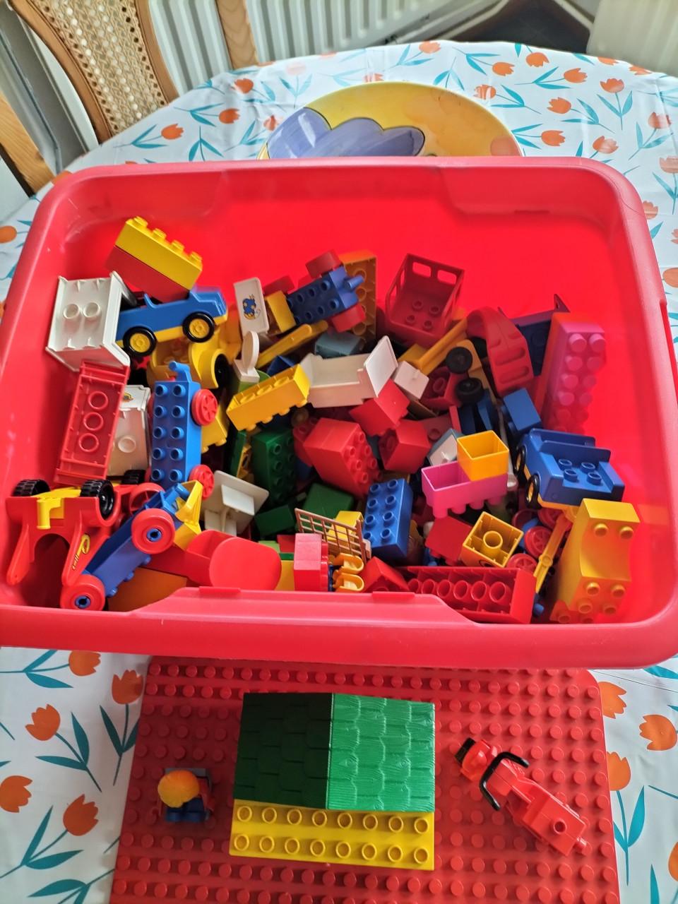 Doos met Duplo-speelgoed