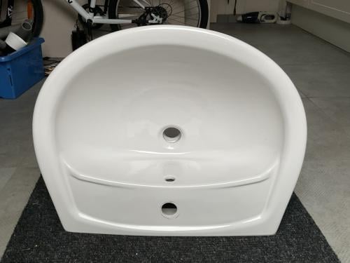 Wastafel merk Villeroy & Boch kleur: wit met bevestigingsmateriaal