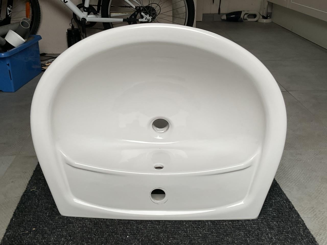 Wastafel merk Villeroy & Boch kleur: wit met bevestigingsmateriaal