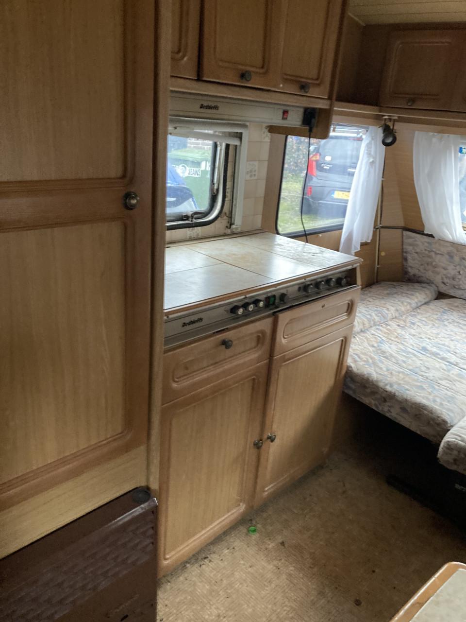 Caravan Dethleffs Nomad 5p met kenteken, sani en voortent