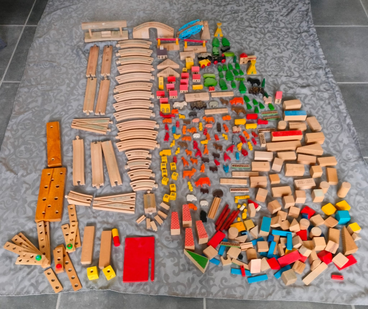 Houten trein, rails en diverse blokken