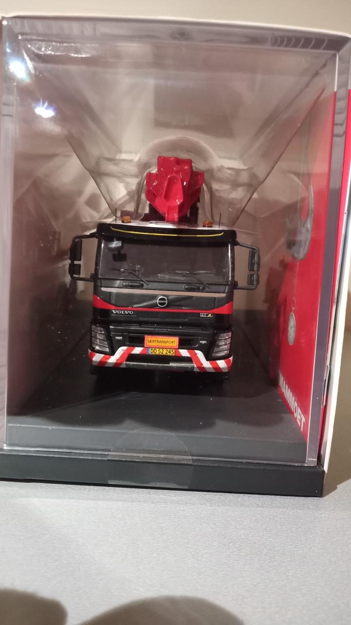 Mammoet Volvo FMX 8x4 met Erkin 200.00L-6.1