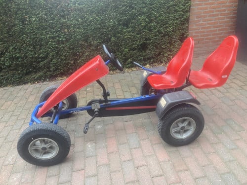 Grote berg skelter met duo zit