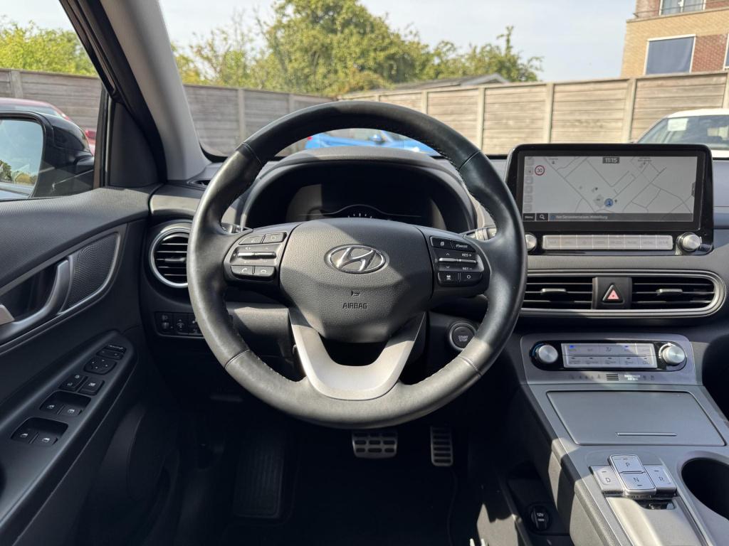 Hyundai Kona ev premium 64 kwh black edition soh 96,4% + schuif-/kanteldak!