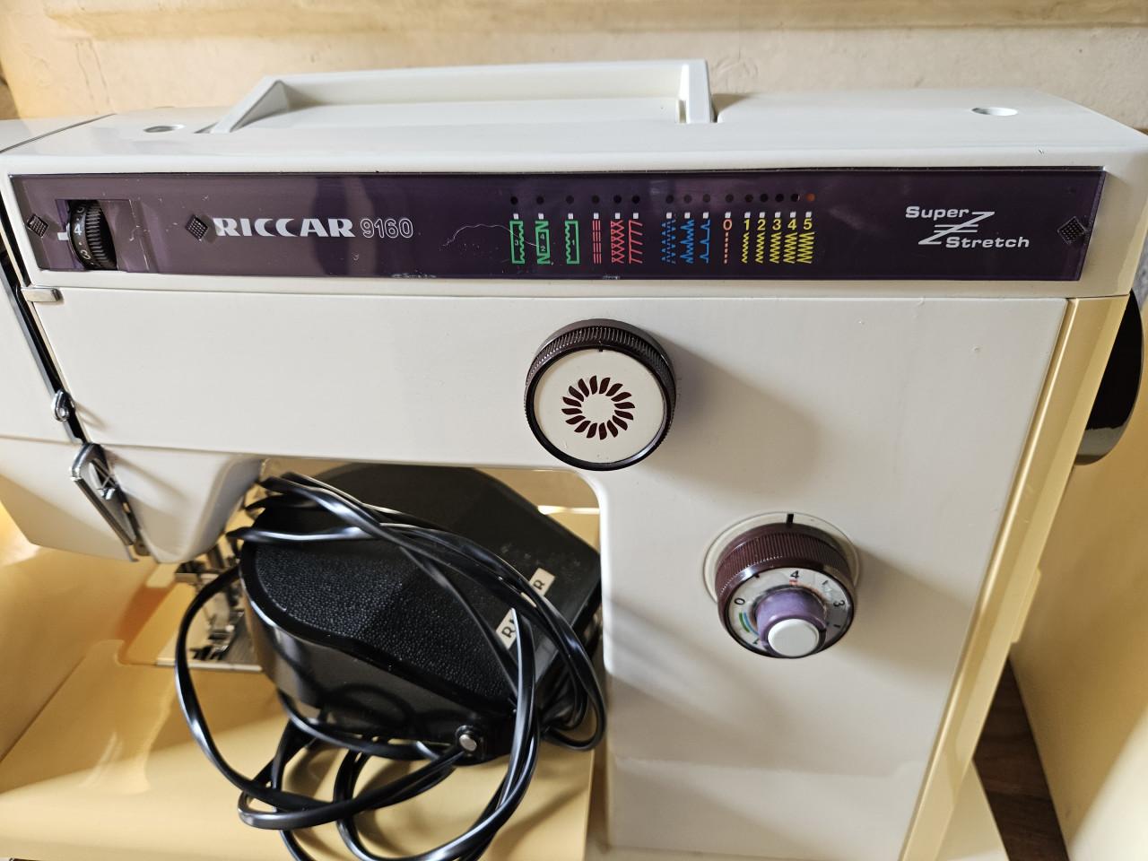 Mooie krachtige Riccar 9160 Super Stretch Naaimachine