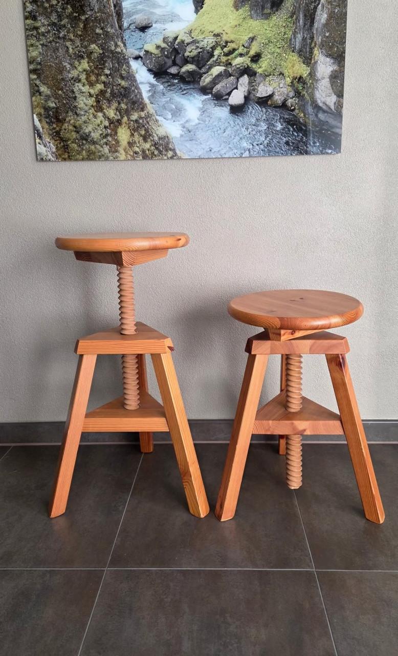 2 in hoogte verstelbare houten krukken.