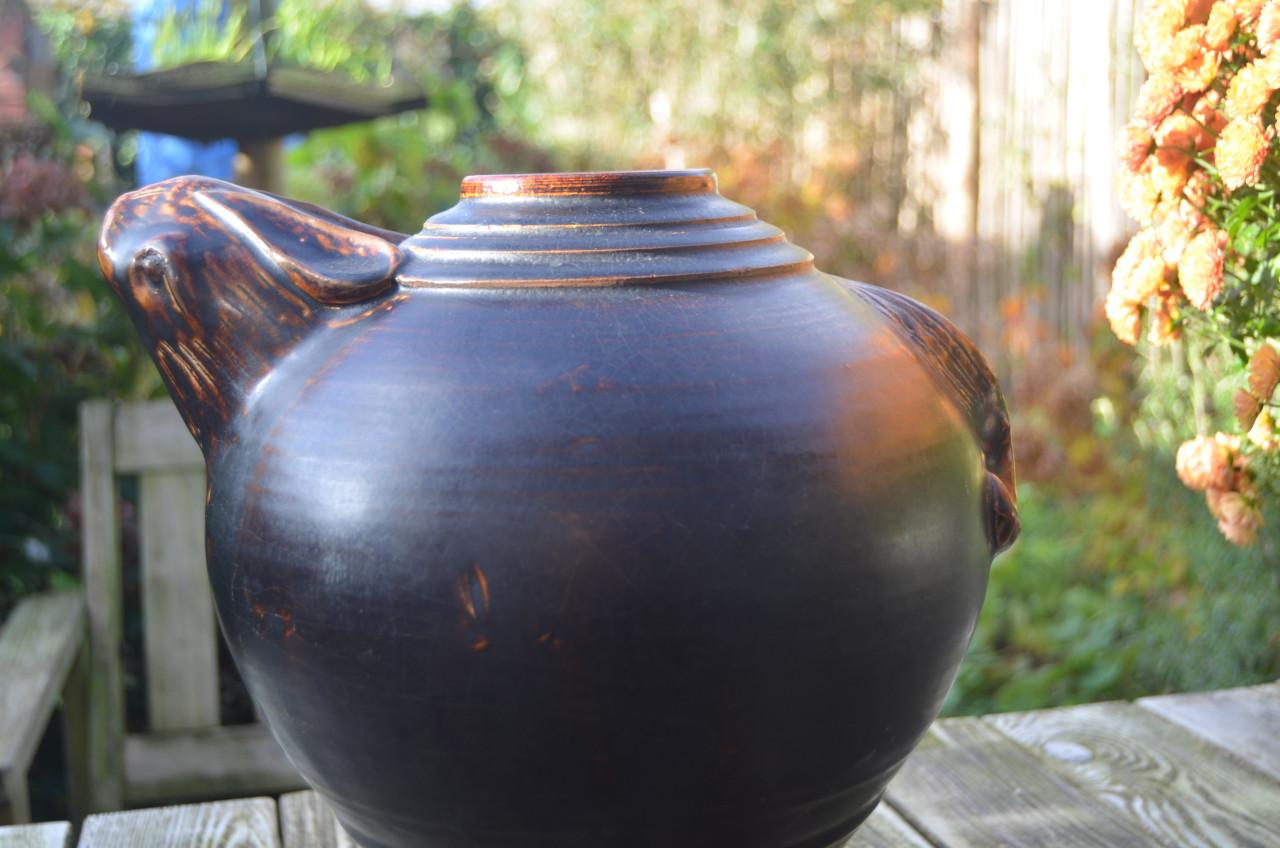 Terracotta offerpot met decoratie v/e konijn. China vroeg 20e eeuw.