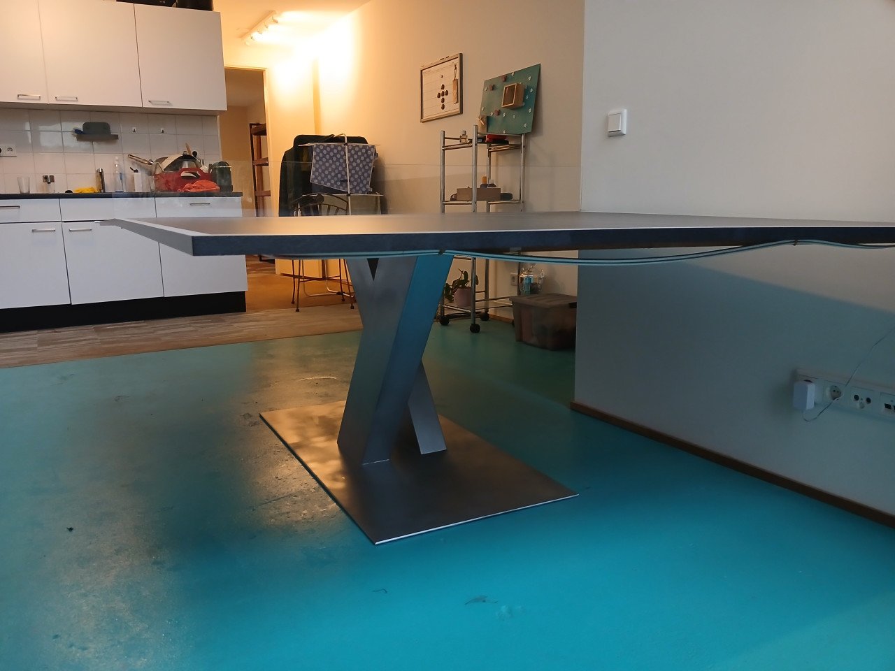 Unieke tafeltennistafel design met stalen poot en bladen