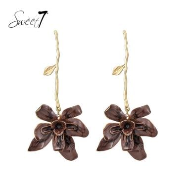 Oorbellen bruine bloemen en een goudkleurige stengel