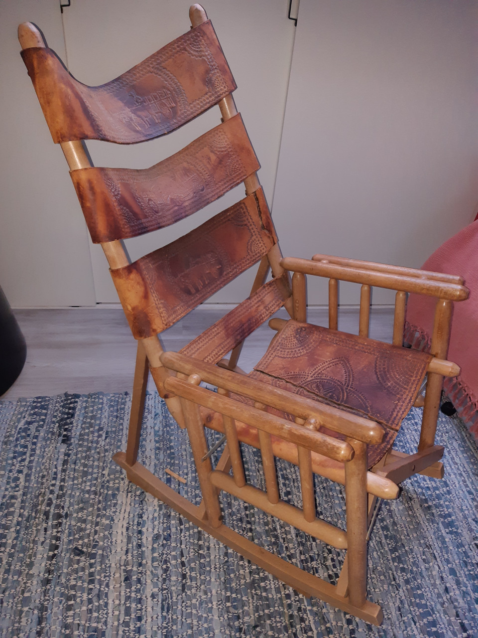 Te koop in Vlissingen; oude veranda schommelstoel uit Honduras