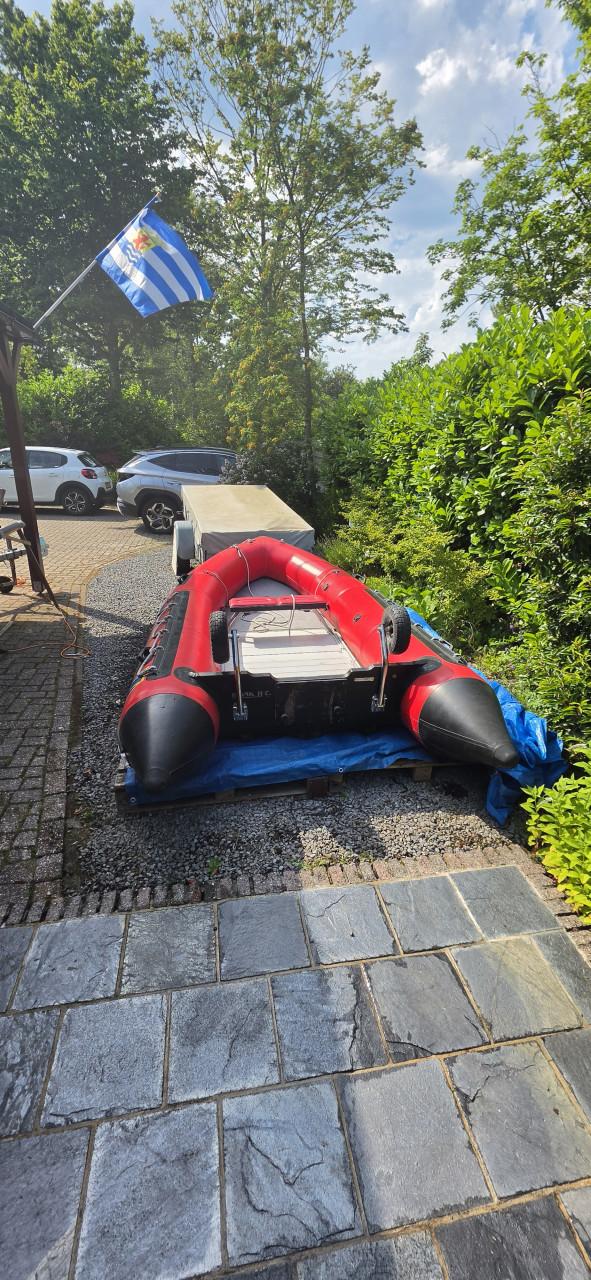 Zodiac futera MK II met buiten boord motor.