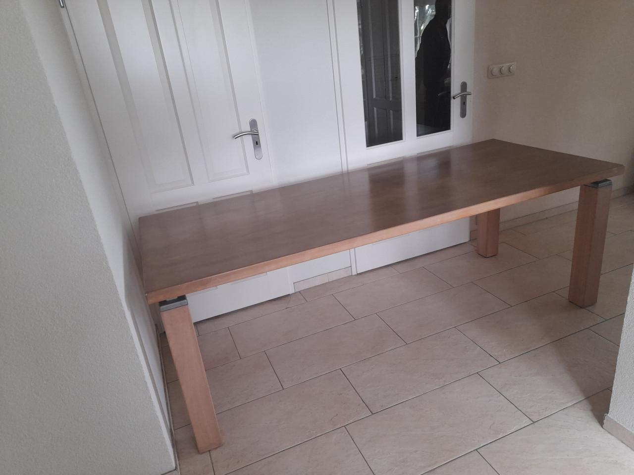 Massief houten grote Tafel 220 x 90 ( in goede staat )  Ziet er netjes uit!