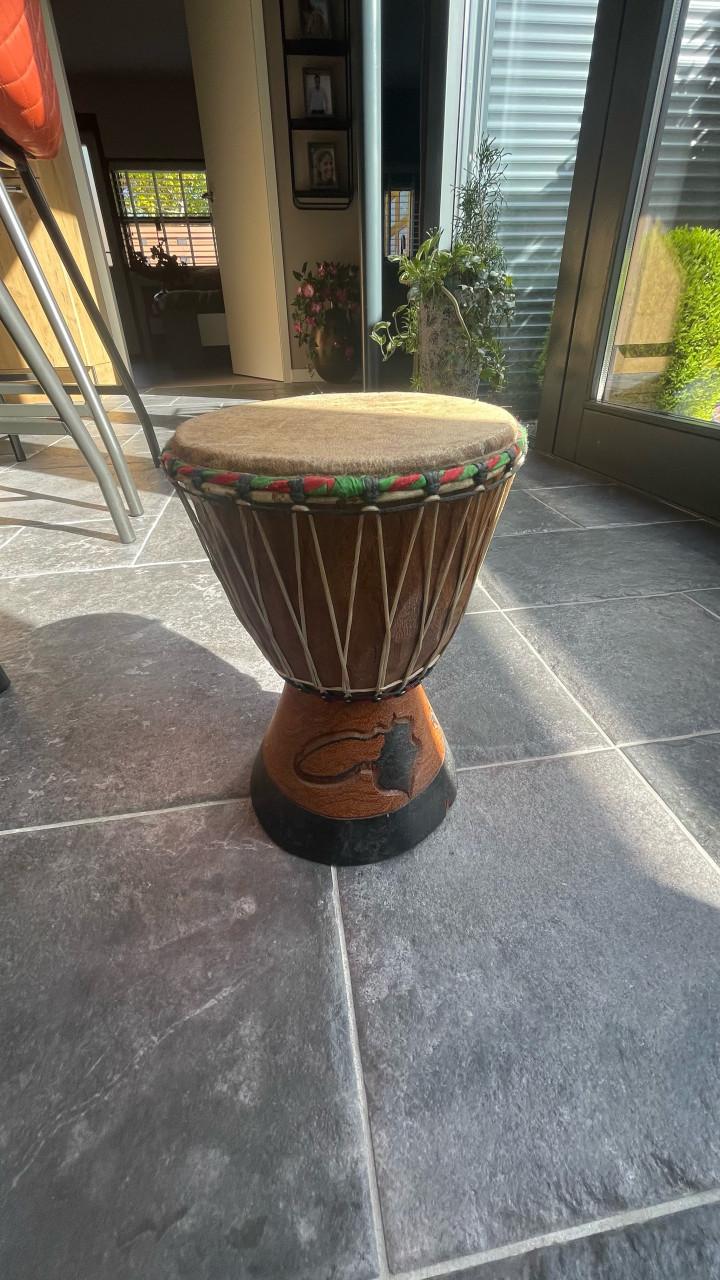 Twee handgemaakte houten Djembe’s