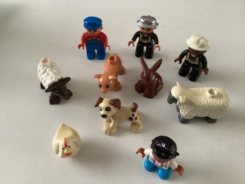 Lego Duplo.   4 poppetjes en verschillende dieren.