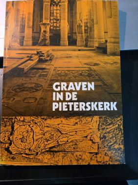 Boek "Graven in de Pieterskerk" door H.H. Vos, een verslag uit 1981