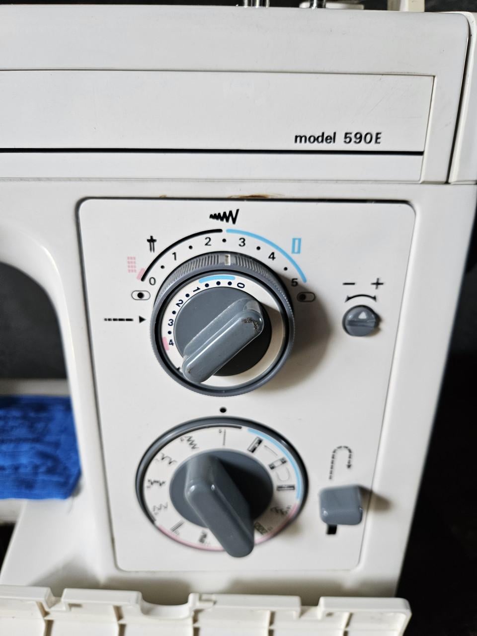 Toyota Naaimachine Model 590E - Compleet met Accessoires