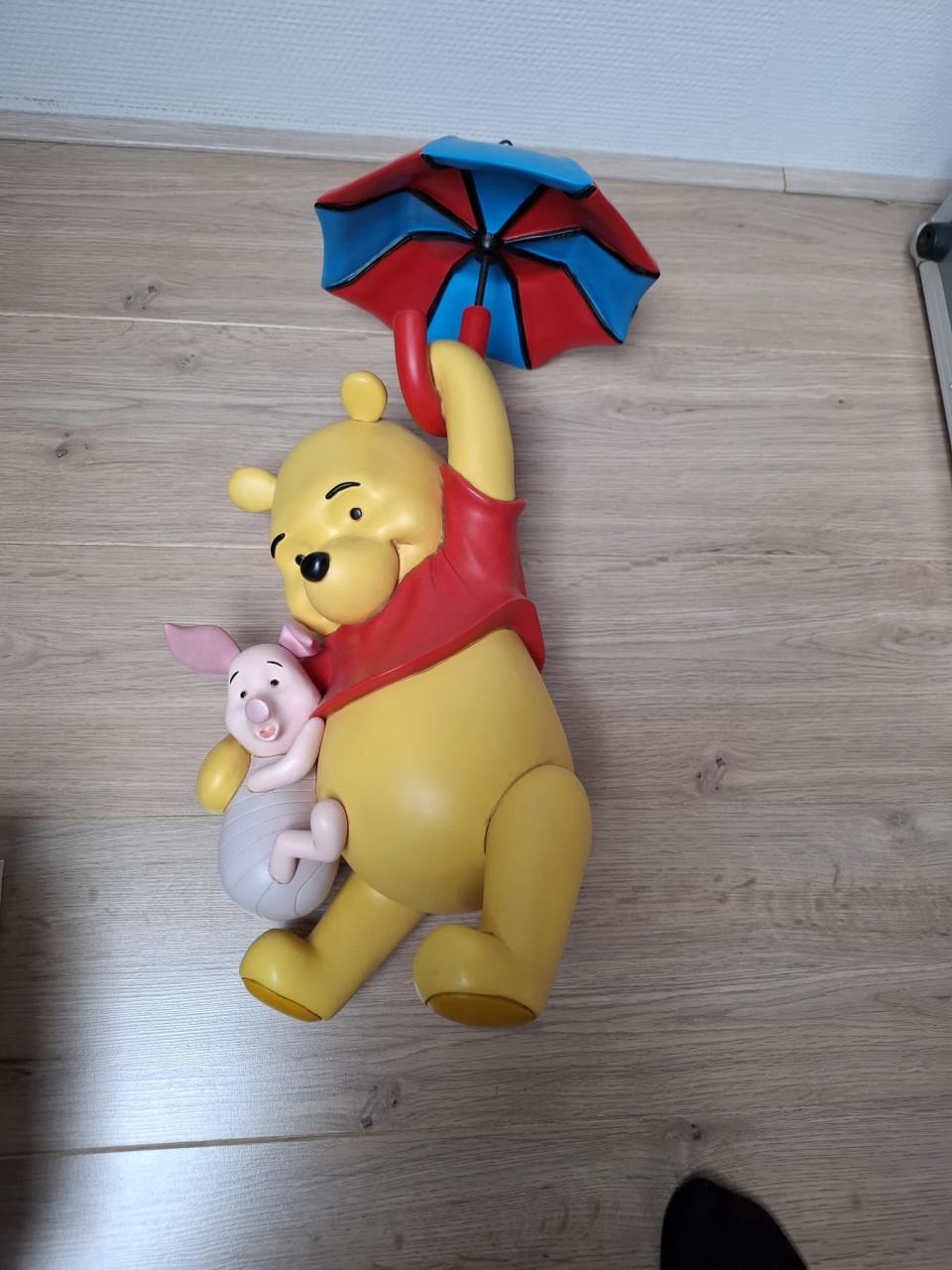 Winnie de Pooh hangend aan plafond