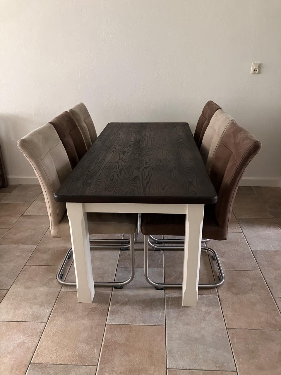 Eikenhouten eettafel met zes stoelen