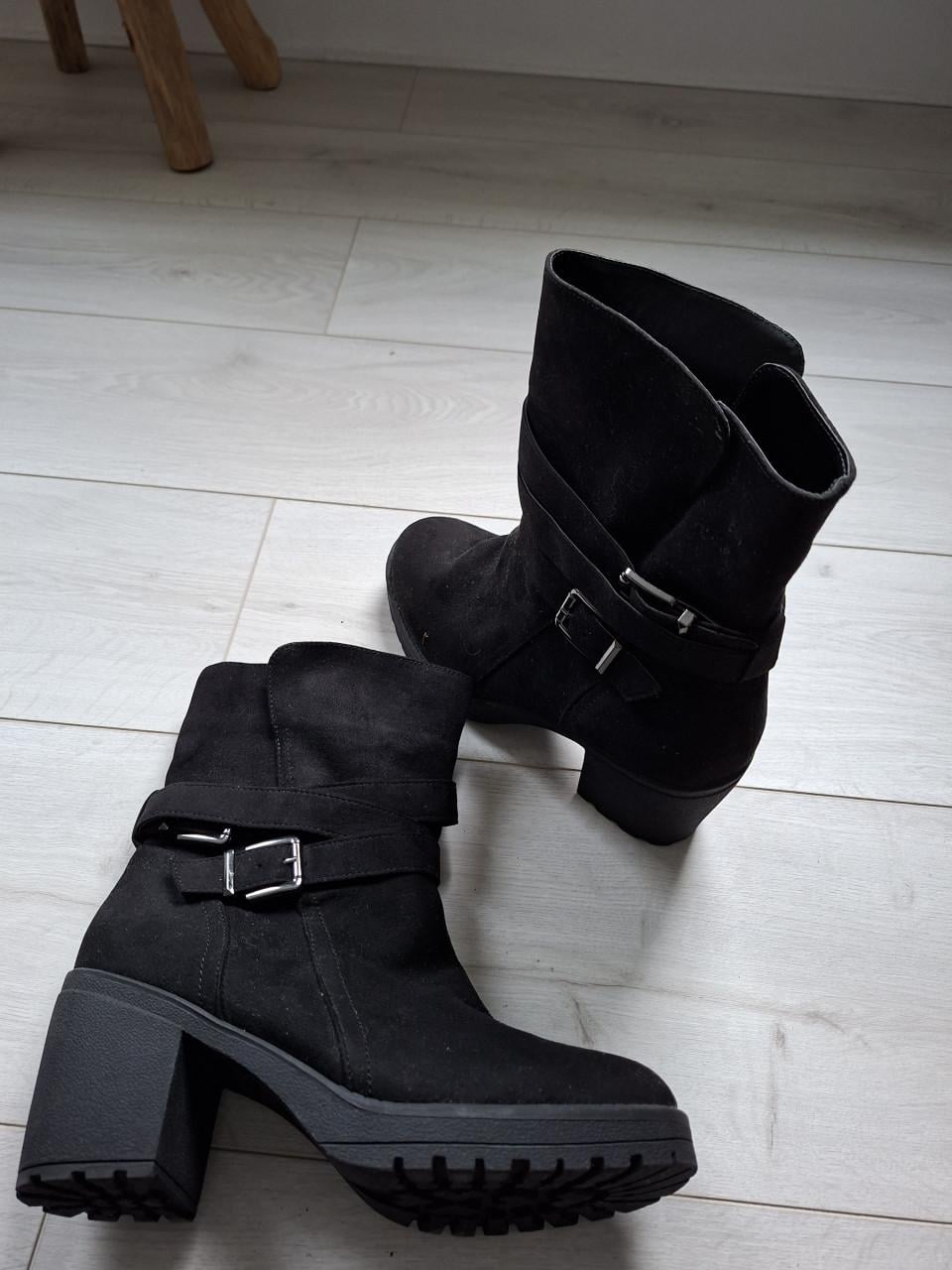 Nieuwe zwarte schoenen