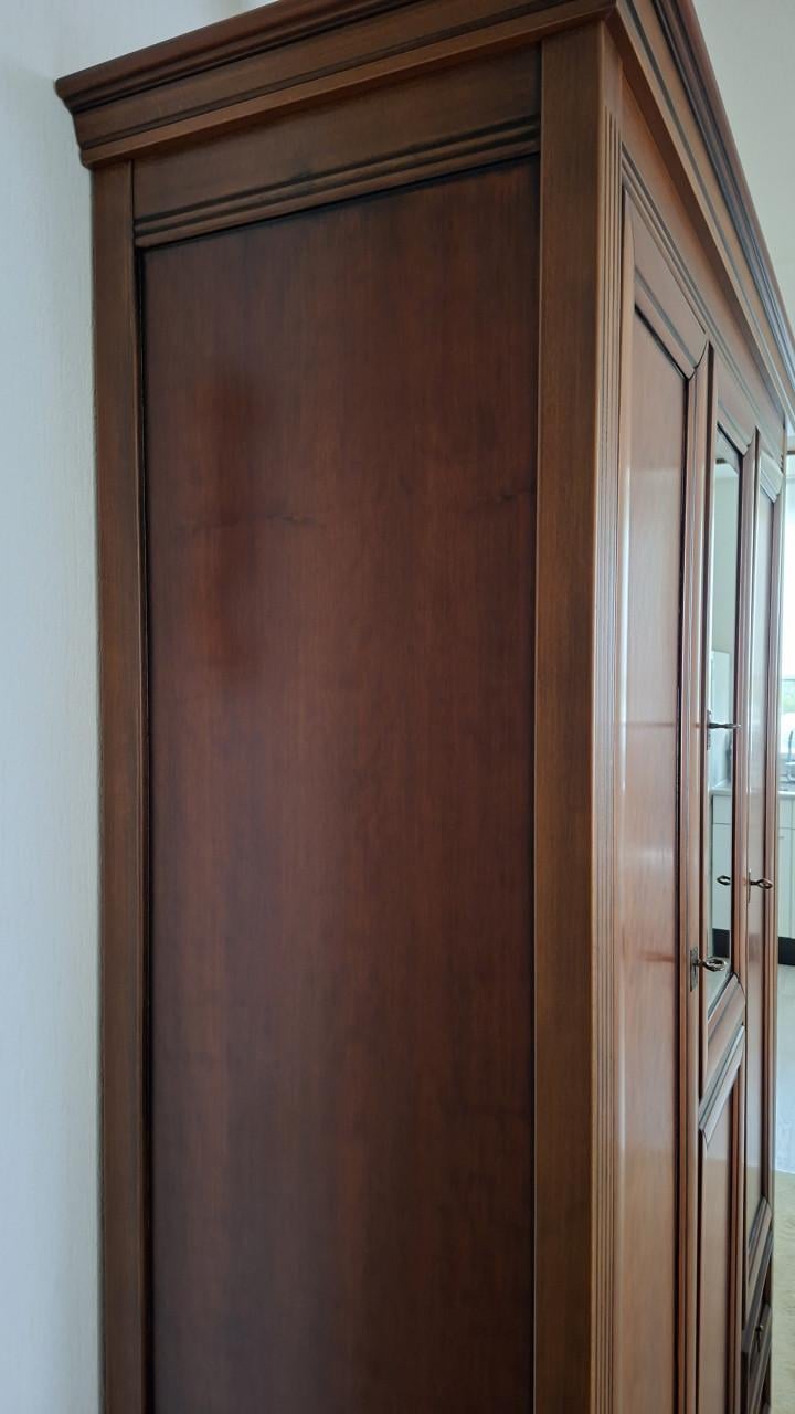 Houten  kast met deuren en glas