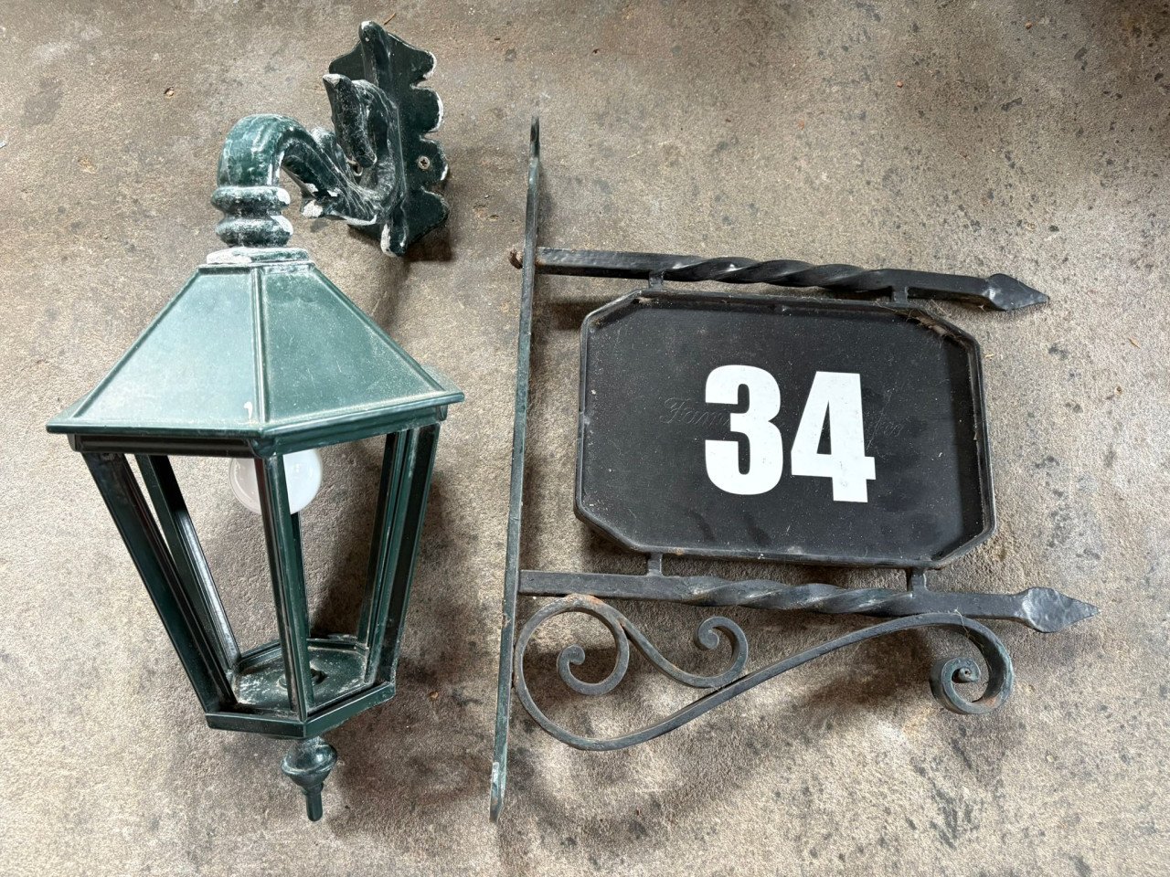 Buitenlamp en uithangbord