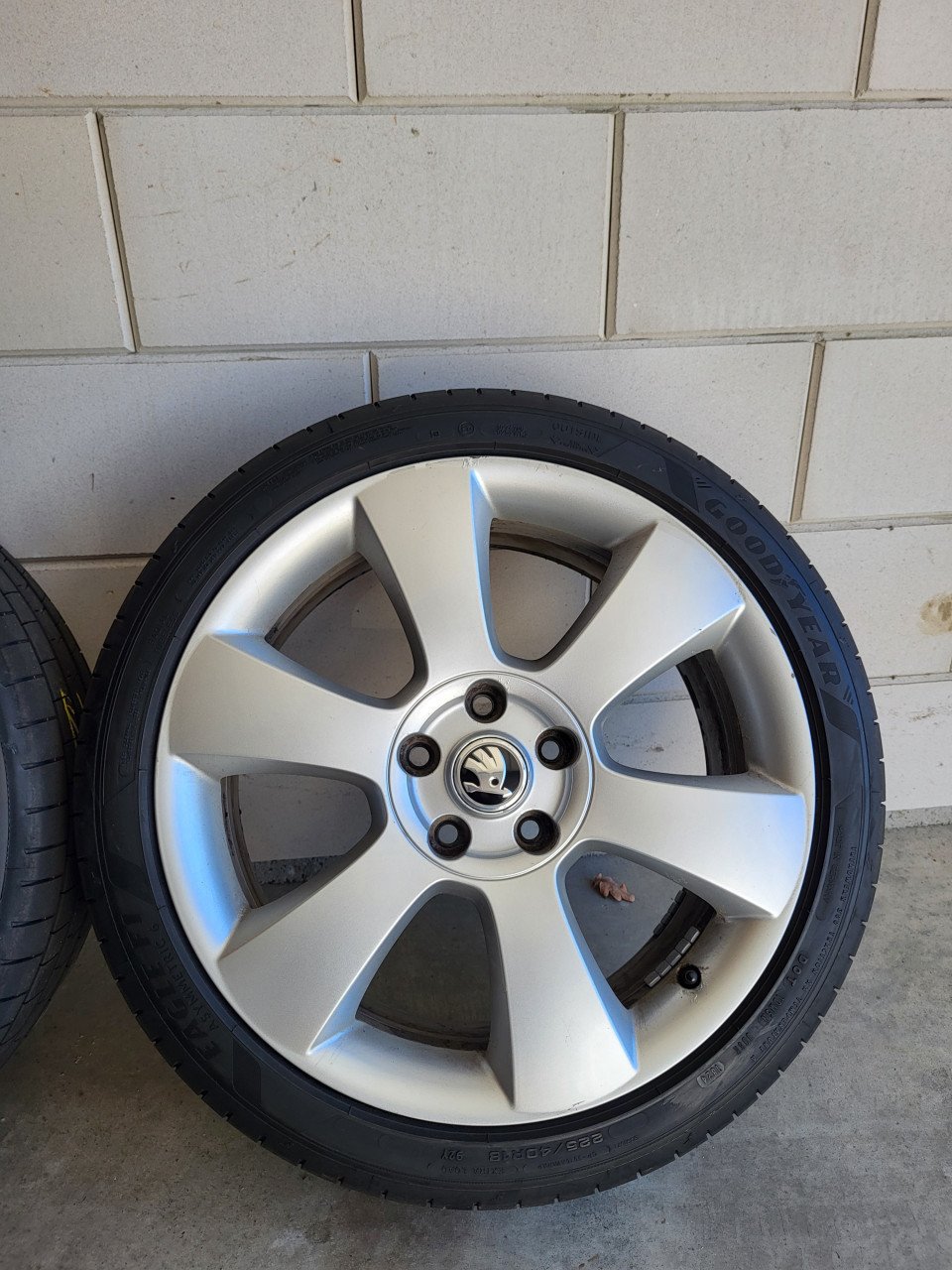 Skoda 18 inch met NIEUWE Goodyear banden.