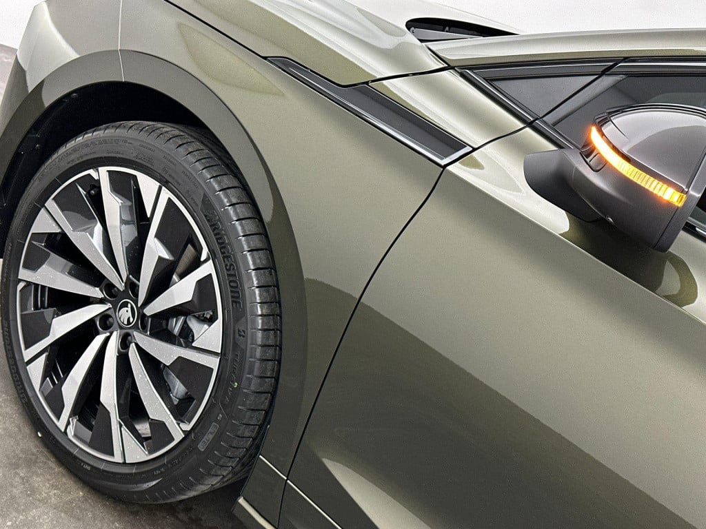 Skoda Enyaq Iv sportline elektromotor 210 kw / 286 pk suv elektri