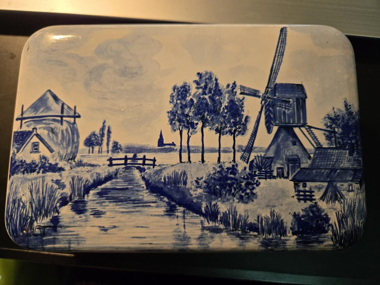 Vintage koektrommel Patria, blauw-witte Delftse molens Hollands tafereel.