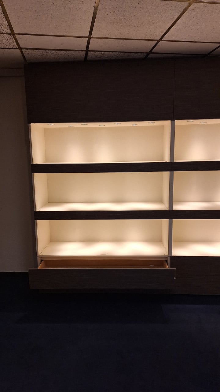 XXL kastenwand met verlichting, kleppen en lades – luxe uitstraling