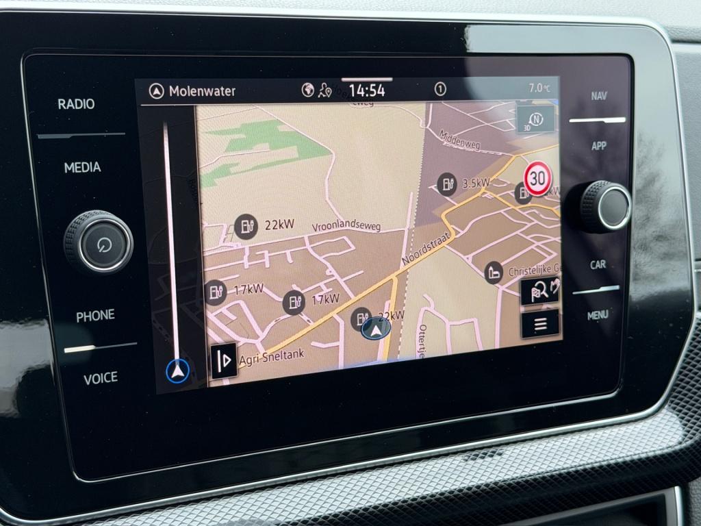 Volkswagen T-cross 1.5 tsi 150pk dsg r-line | camera | trekhaak | navi | iq