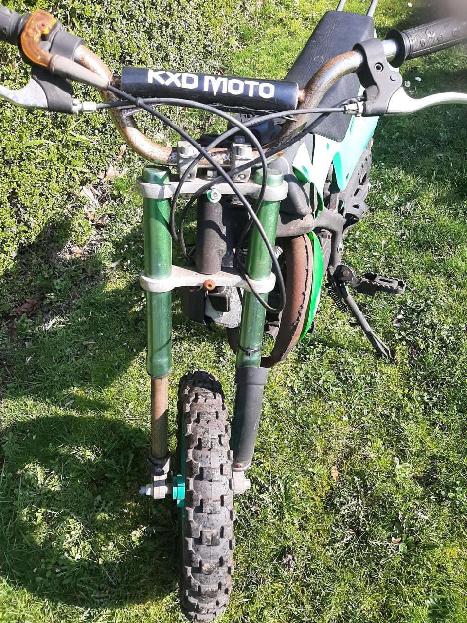 Mini crosbrommer, blok is los verder werking onbekend, voor de sleutelaar