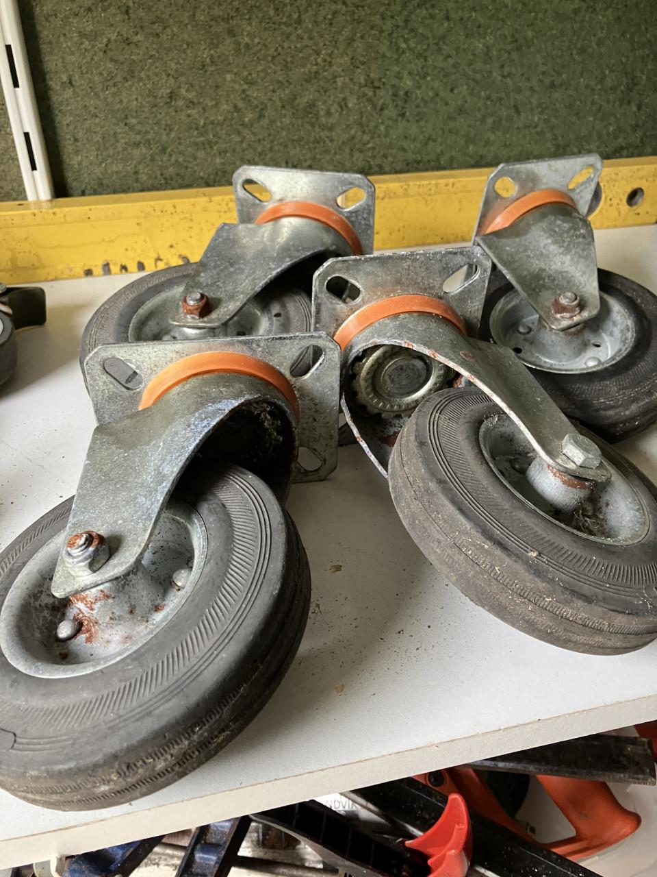 Te koop zware metalen wieltjes in goede staat