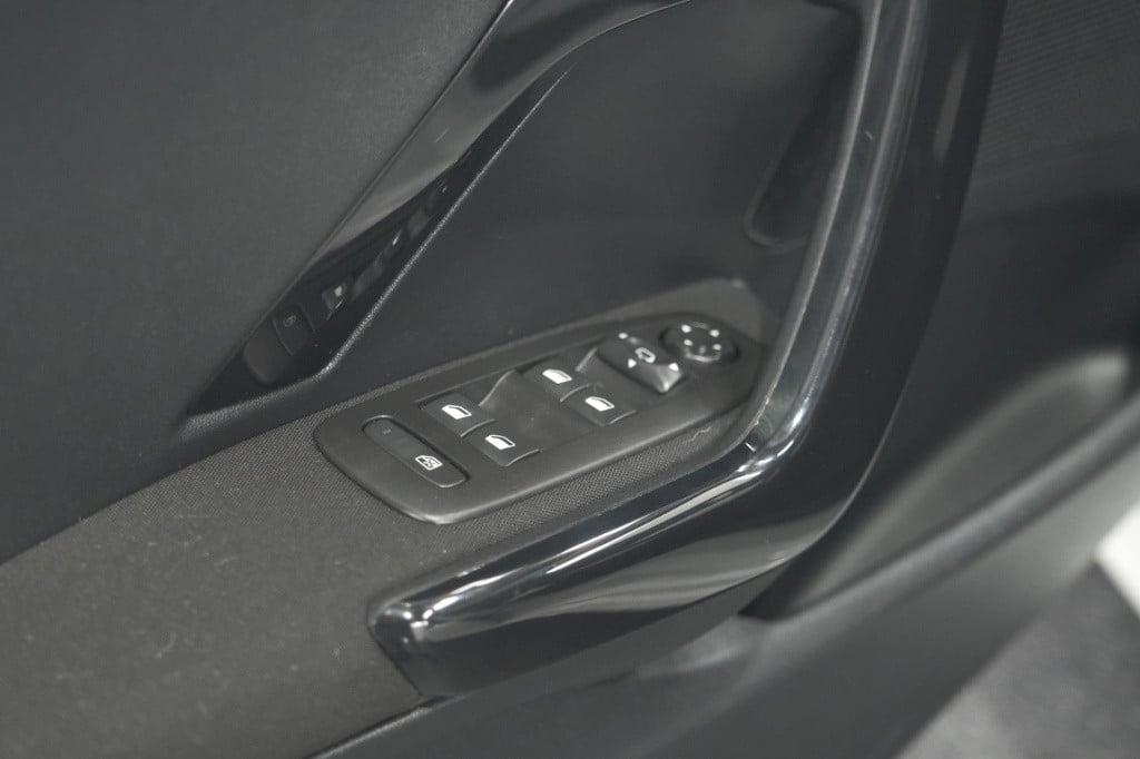 Peugeot 208 puretech 82 blue lease executive | parkeersensoren | navigatie 