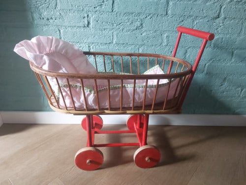 Retro poppenwagentje