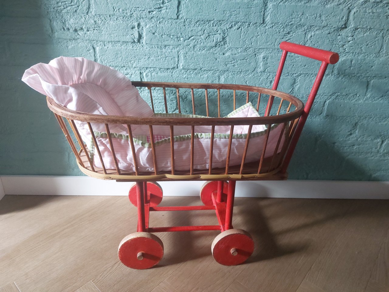 Retro poppenwagentje