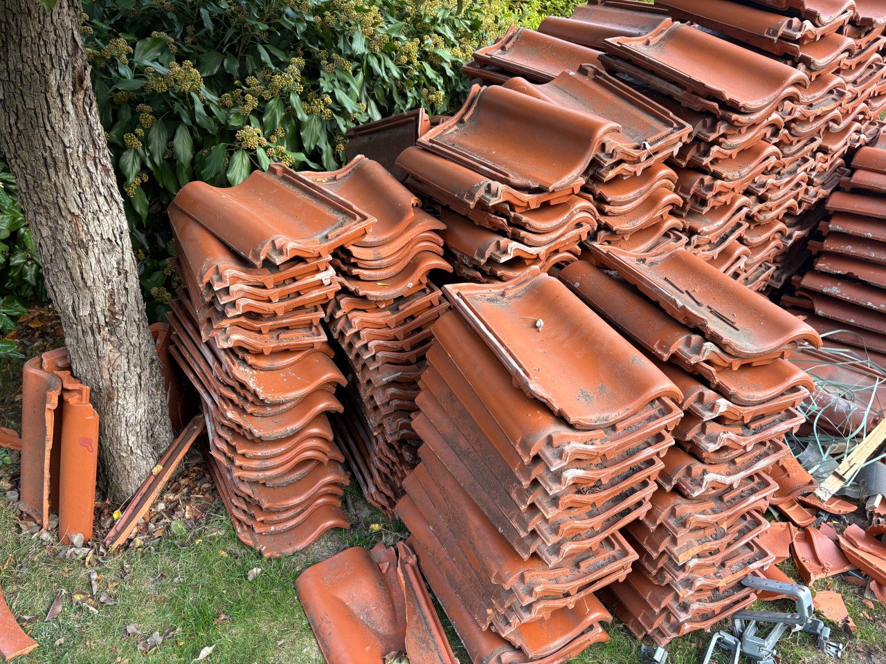 Partij (ca 500) gebruikte keramische rode dakpannen