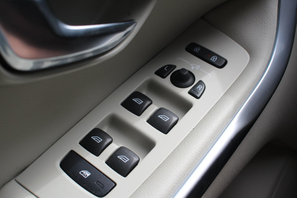 Volvo V40 2.0 t2 inscription - 122pk - leder - 17inch - navi - full led - c