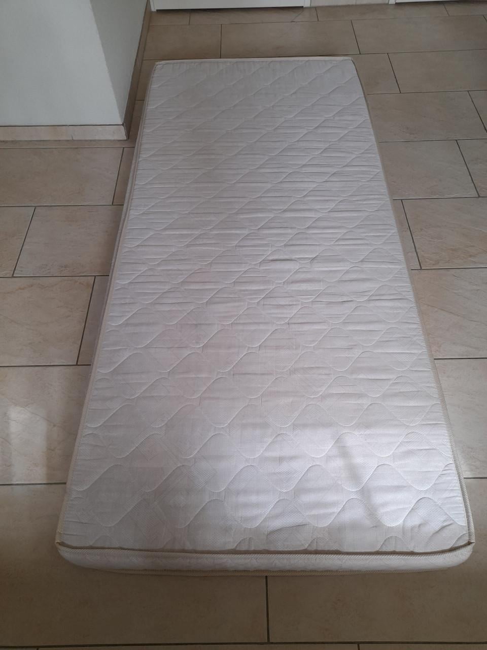 Matras 90 x 200 x 12 cm dik (in goede schone staat)